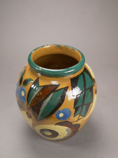 Vase en terre cuite émaillée à décor de fleurs...