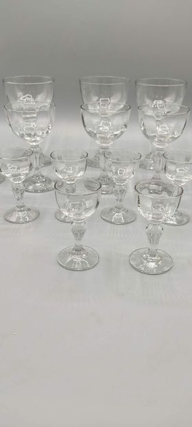 Service de verre à pieds en cristal.

Il...