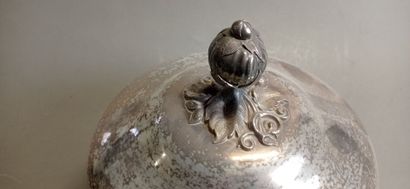 Légumier et sa cloche en métal argenté.

L'intérieur...