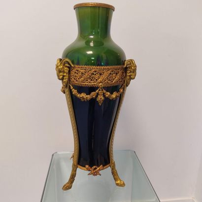 Important vase en faïence bleue et verte,...