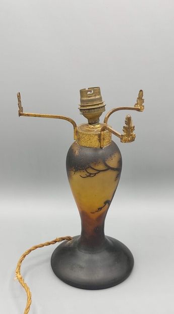 Pied de lampe en verre marmoréen à décor...