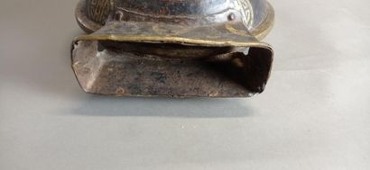 CHINE.

Curieuse gourde en métal patiné et...