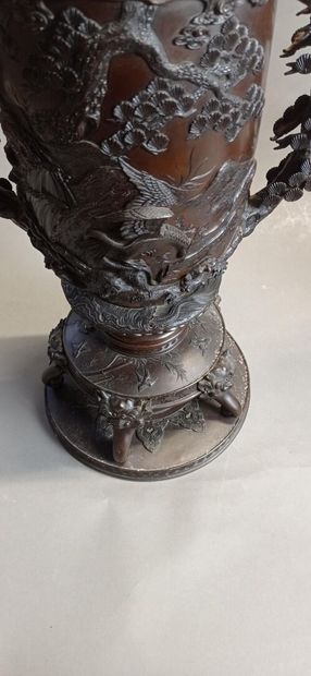 JAPON.

Paire de vases couverts en métal...