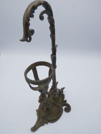 Pied de lampe en bronze à décor d'un griffon.

Fin...