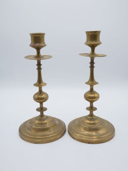 Paire de chandeliers en laiton, fût balustre....
