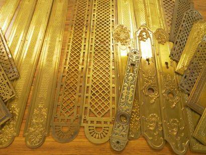 Lot de 25 plaques de propreté en laiton ajouré.

H:...