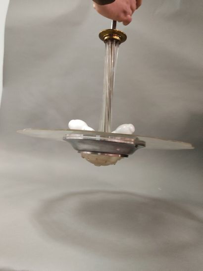 Lustre en verre et métal chromé. 

A vue:...