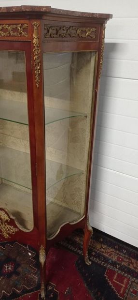 Vitrine à hauteur d'appui en acajou et placage...