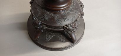 JAPON.

Paire de vases couverts en métal...