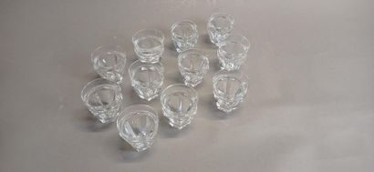 BACCARAT.

Suite de 11 petits verres en cristal...