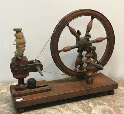Un rouet en bois tourné.

XIXème siècle.

Manques.

34...