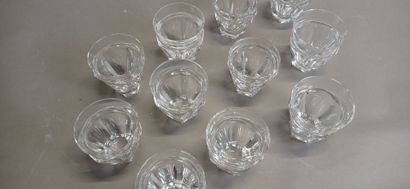 BACCARAT.

Suite de 11 petits verres en cristal...