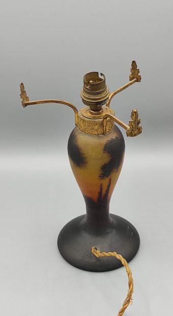 Pied de lampe en verre marmoréen à décor...