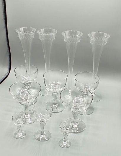 Service de verre à pieds en cristal.

Il...