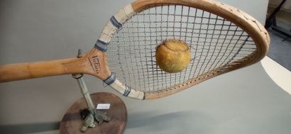 Trophée de tennis constitué d'une raquette...