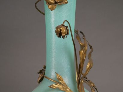 Important vase balustre en verre givré vert.

Monture...