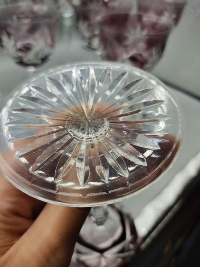 12 verres à pieds en cristal taillé de couleur...