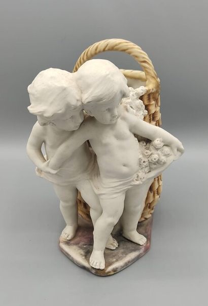 AMPHORA.

Bouquetière en biscuit et porcelaine...