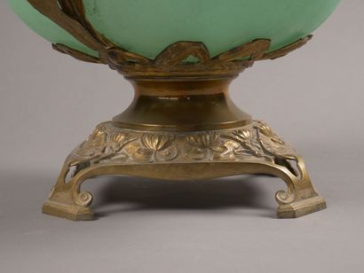 Important vase balustre en verre givré vert.

Monture...