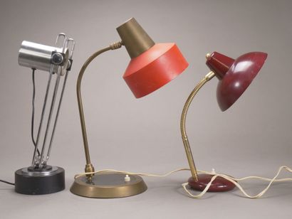 Réunion de trois lampes de bureau comprenant:

-...