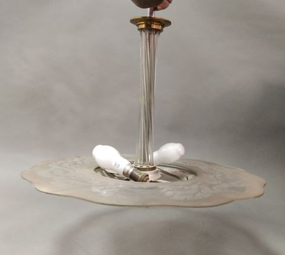 Lustre en verre et métal chromé. 

A vue:...