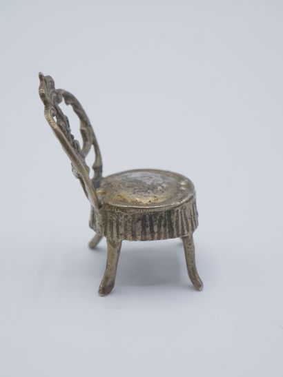 Fauteuil miniature en argent au dossier avec...
