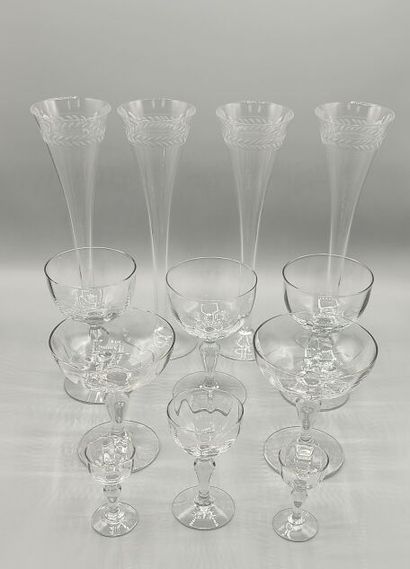 Service de verre à pieds en cristal.

Il...