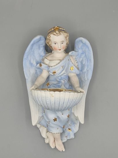 Bénitier figurant un ange. 

Sujet en biscuit...