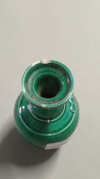 CHINE.

Petit vase en céramique verte.

Décor...