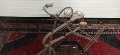 Curieux tricycle d'enfant en métal patiné.

La...