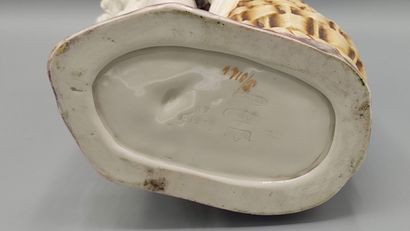 AMPHORA.

Bouquetière en biscuit et porcelaine...