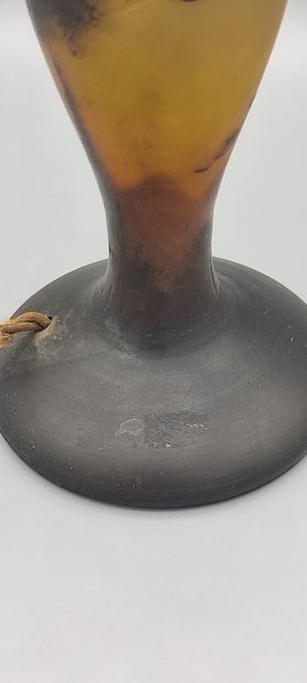 Pied de lampe en verre marmoréen à décor...