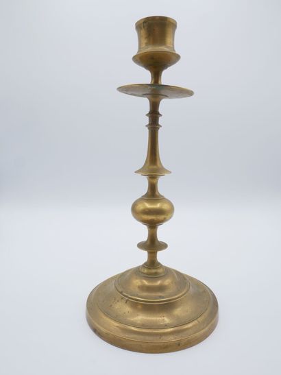 Paire de chandeliers en laiton, fût balustre....