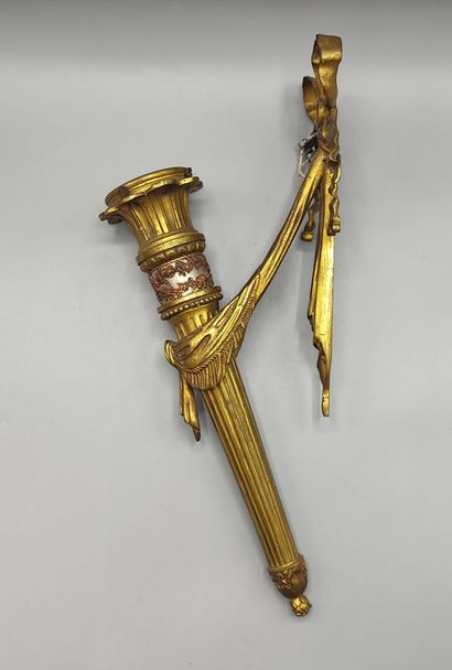 Suite de trois appliques en bronze doré et...