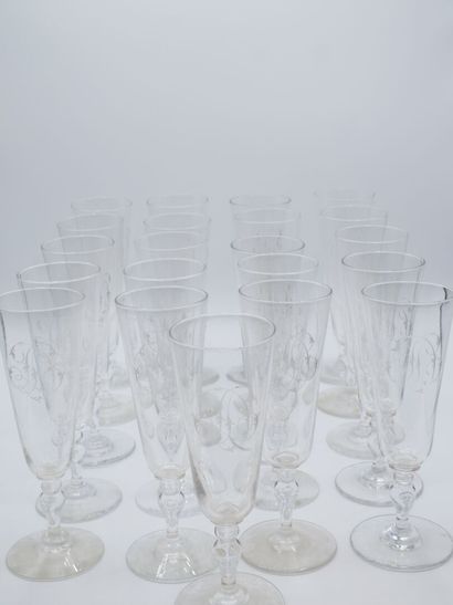 21 flutes en cristal monogrammées 