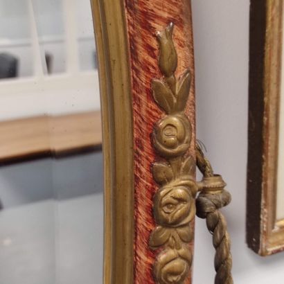Miroir de forme oblongue patinée façon bois.

Décor...