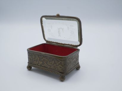 Boîte à bijou en métal patiné.

Dessus de...