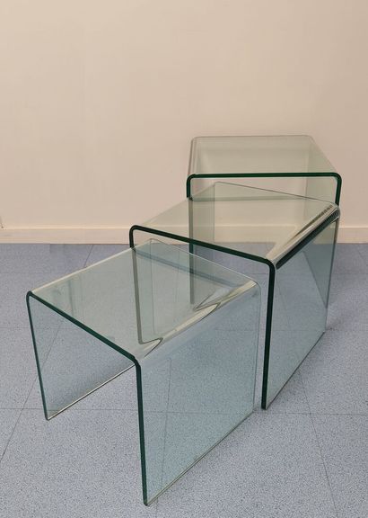 Trois tables gigognes en verre plié. 

Travail...