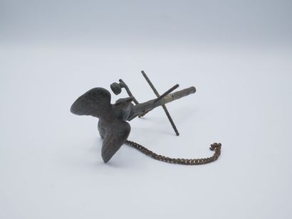 Pied de lampe en bronze à décor d'un griffon.

Fin...
