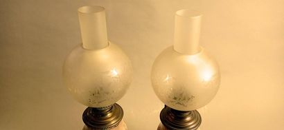 Paire de lampes à pétrole de style japonisant.

Corps...