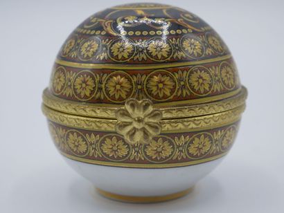 Boîte montre façon bobonnière en porcelaine...