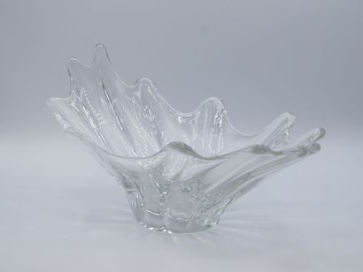 Coupe navicelle en cristal de DAUM .

Signature...