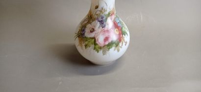 Vase en opaline a décor en plein de motifs...