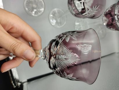 12 verres à pieds en cristal taillé de couleur...