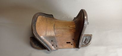 JAPON?

Curieuse selle en bois naturel. 

Pommeau...