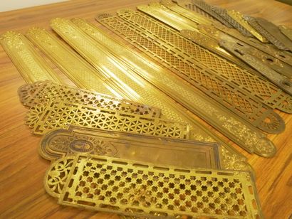 Lot de 25 plaques de propreté en laiton ajouré.

H:...