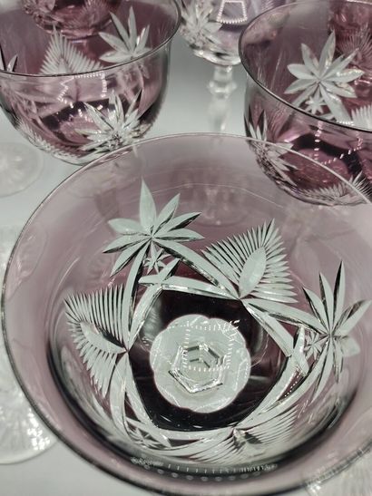 12 verres à pieds en cristal taillé de couleur...