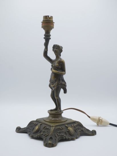 Pied de lampe en bronze figurant une femme...