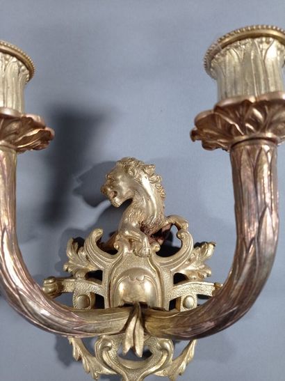 Paire d'appliques en bronze doré et ciselé...