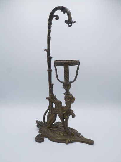 Pied de lampe en bronze à décor d'un griffon.

Fin...